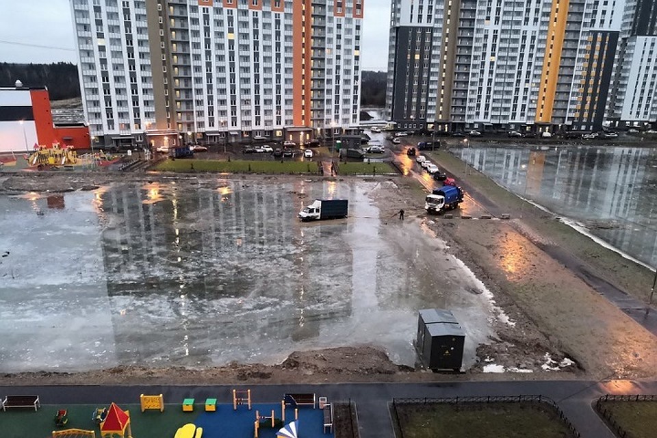"Газель" провалилась под лед во дворе "Мурино"