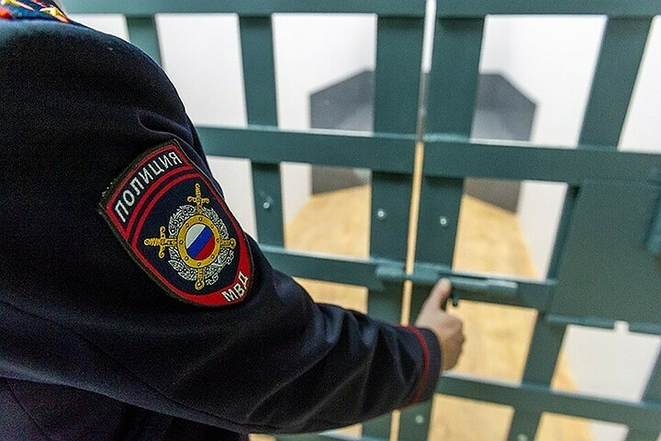 В Кавказском районе мужчина, угрожая парню пистолетом, угнал «БМВ Х-3»