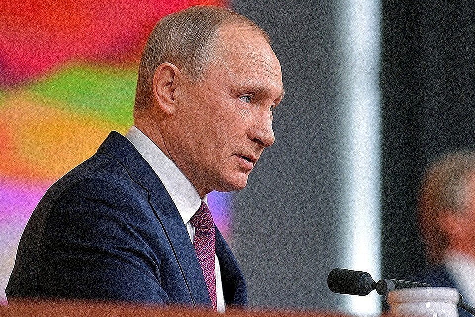 "Пока я президент": Путин пообещал сохранить в России понятия "мама" и "папа"