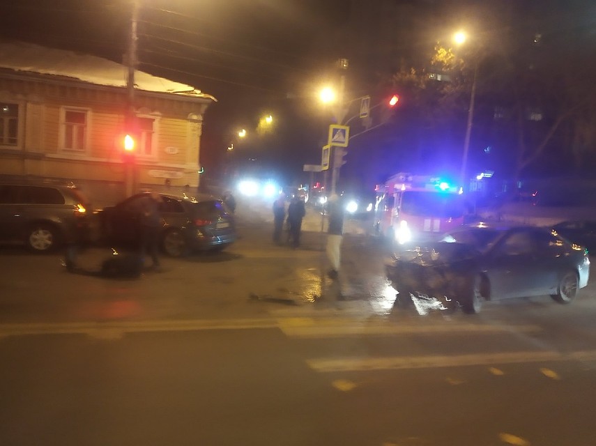 На месте аварии работают сотрудники ГИБДД, приехали пожарная и скорая помощь