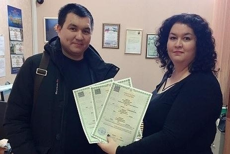 Начальник отдела ЗАГС Наиля Саитгалина поздравила счастливого отца и вручила первые документы новорожденных.