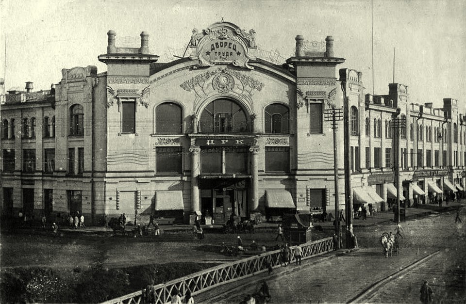 Историческое фото пассажа Второва