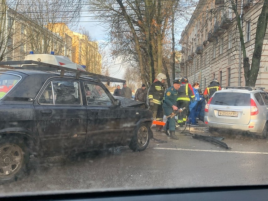 ДТП на улице Бебеля в Твери Фото: vk.com/"Подслушано у водителей. Тверь"/Екатерина Романова