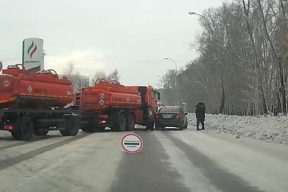 Бензовоз протаранил легковушку в Кузбассе. ФОТО: кадр видео vk.vom, "FBI Ленинск-Кузнецкий"