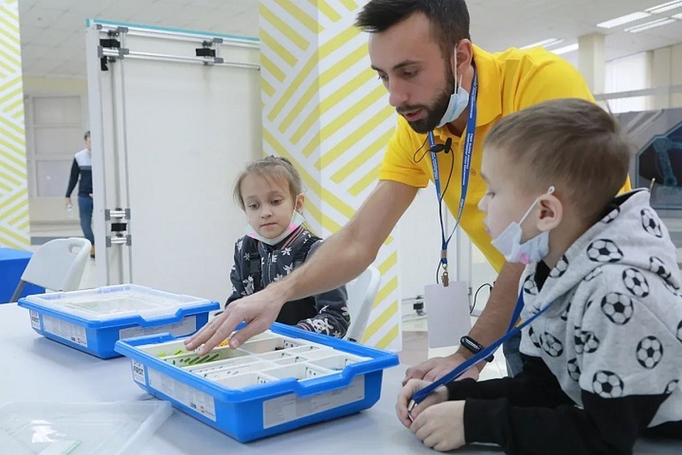 С разными наборами LEGO Education могли поработать все желающие под руководством опытных тренеров.