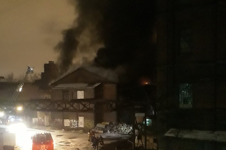 В Петербурге всю ночь тушили производственное здание на Обводном канале. Фото: vk.com/spb_today