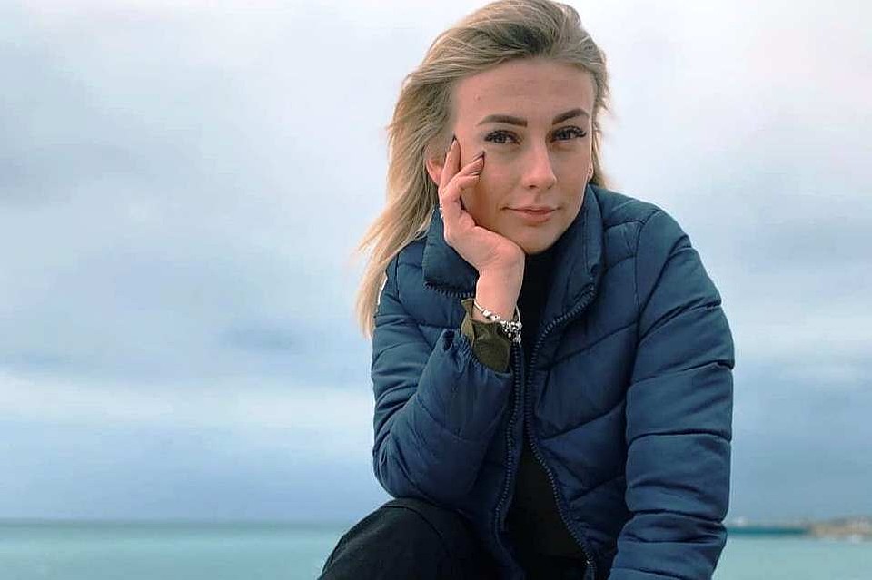Теперь Евгения переживает, сможет ли вовремя вернуться в Сочи, так как заранее купила билеты той же авиакомпании.