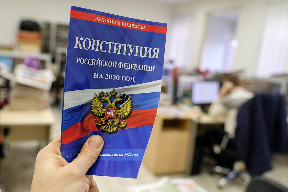 В ход разработок поправок к Конституции РФ включились спортсмены, певцы, музыканты, доярки...