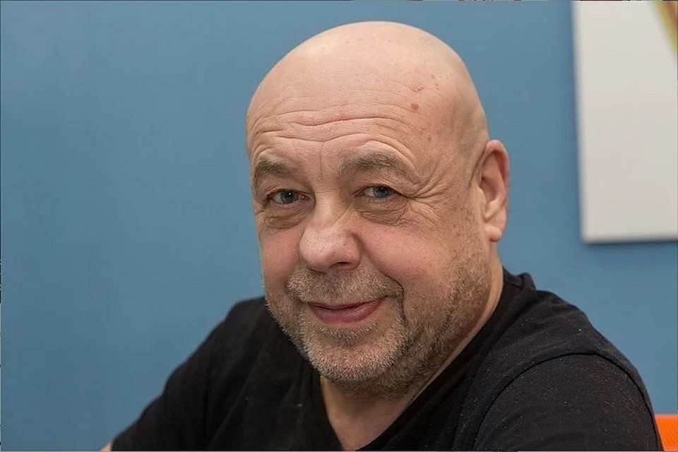 Худрук театра "Лицедеи" принес извинения сбитому петербуржцу.