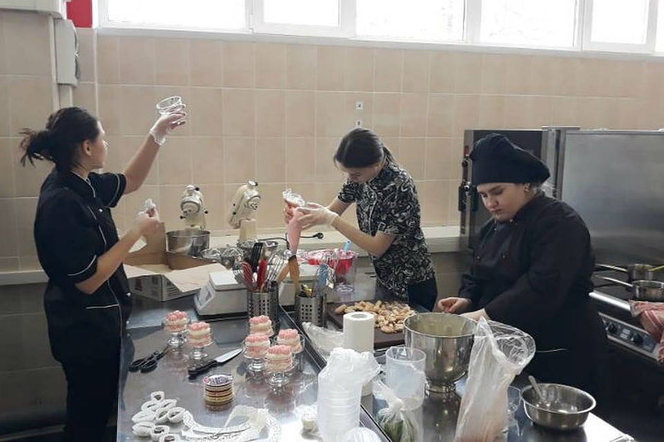 Сейчас в кафе предлагают десерты, выпечку, кофе и авторский чай