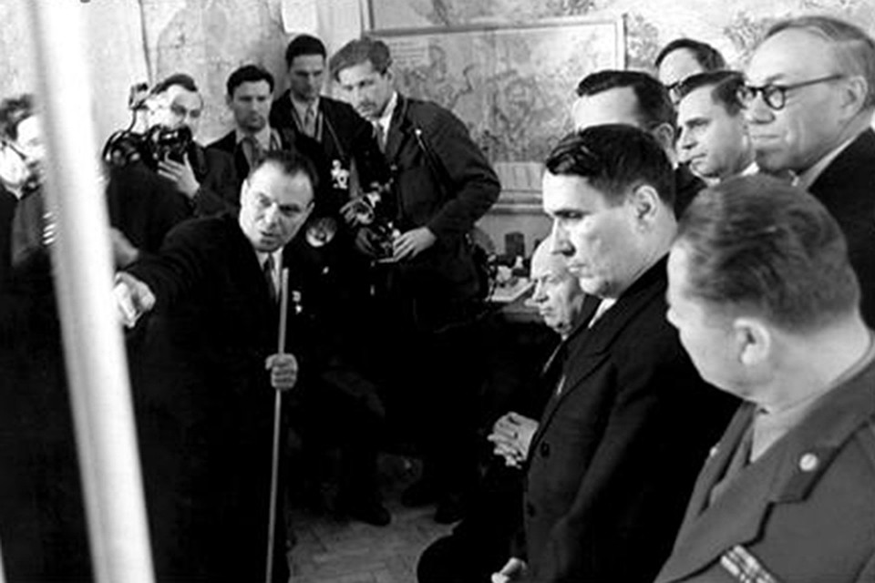 1961 год. Академгородок в Новосибирске. Андрей Трофимук доказывает Первому секретарю ЦК КПСС Никите Хрущеву (сидит), что в Сибири есть огромные запасы нефти. Фото: СО РАН