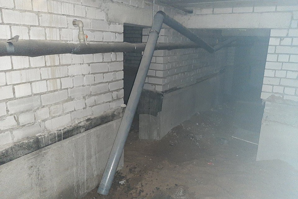 В подвале нового дома для молодых специалистов в Заволжье разрушилась канализация. ФОТО: Антон Кучма