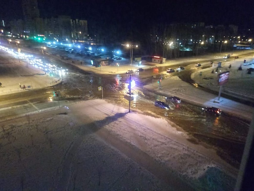 Автолюбителям приходится трансформировать свои машины в лодки. Фото: пресс-служба мэрии Челябинска