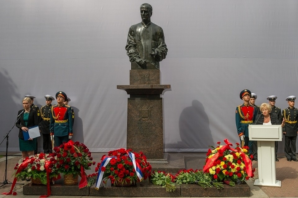 Памятник первому мэру Санкт-Петербурга Анатолию Собчаку установлен на Васильевском острове.