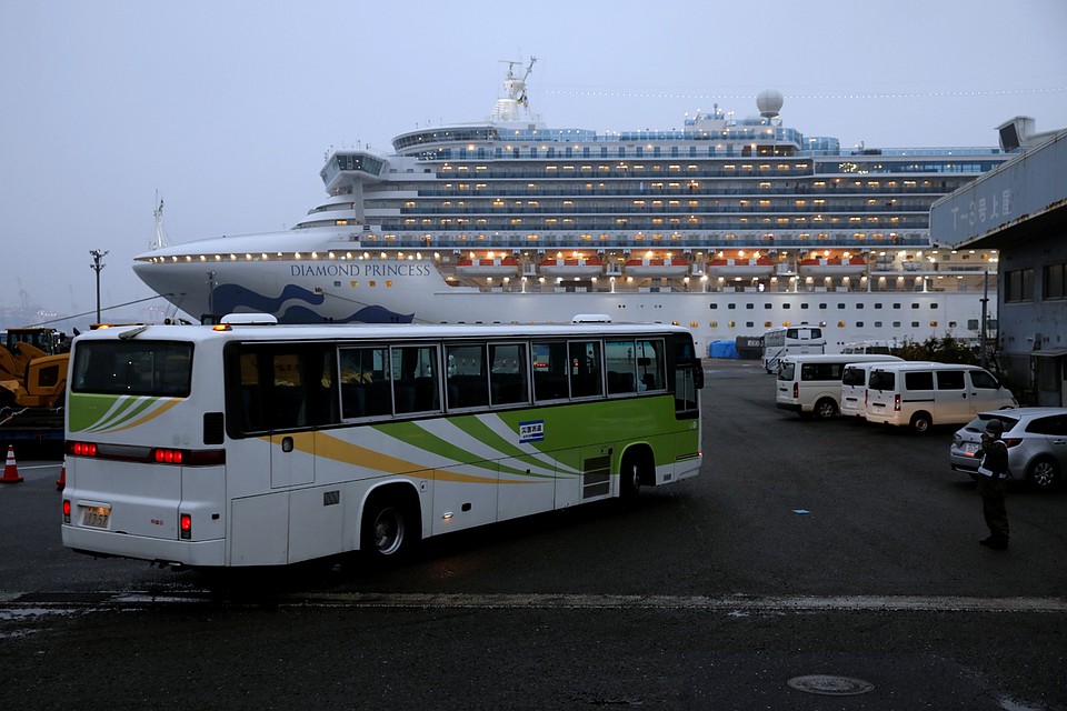 14-дневный карантин на круизном лайнере Diamond Princess, который находится у берегов японской Йокогамы, заканчивается 19 февраля.