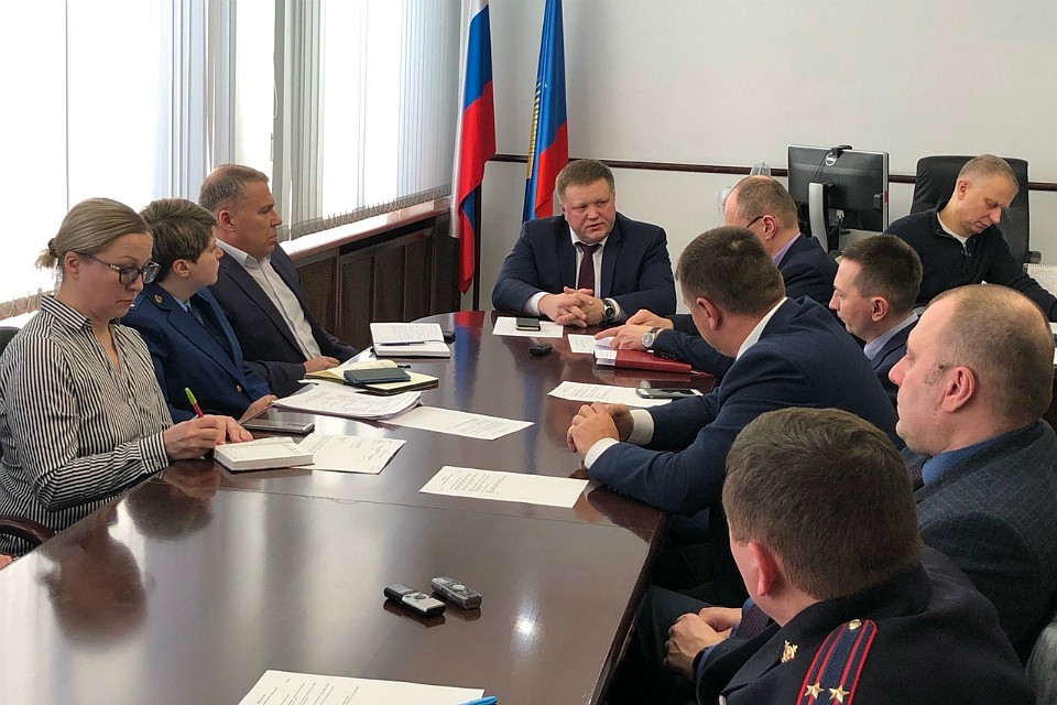 Белых мух выпало столько, что убирать их приходится всем городом. Фото: администрация Кировска