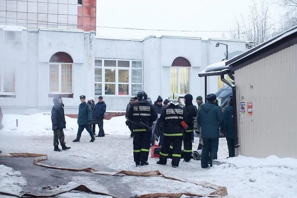 Из-за горячего пара от кипятка спасатели долго не могли попасть внутрь затопленного мини-отеля.