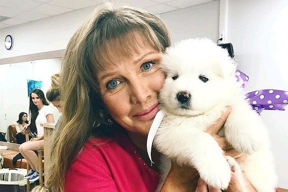 Елена Проклова в свои 66 лет легко даст фору 40-летним звездным коллегам