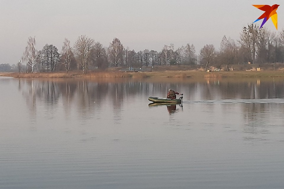 Рыбак поплыл на середину озера, а лодка стала сдуваться.