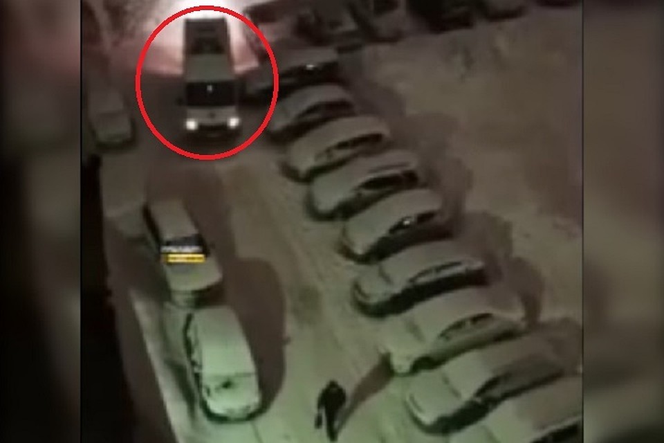 Скорая выезжает со два задним ходом. Фото: стоп-кадр