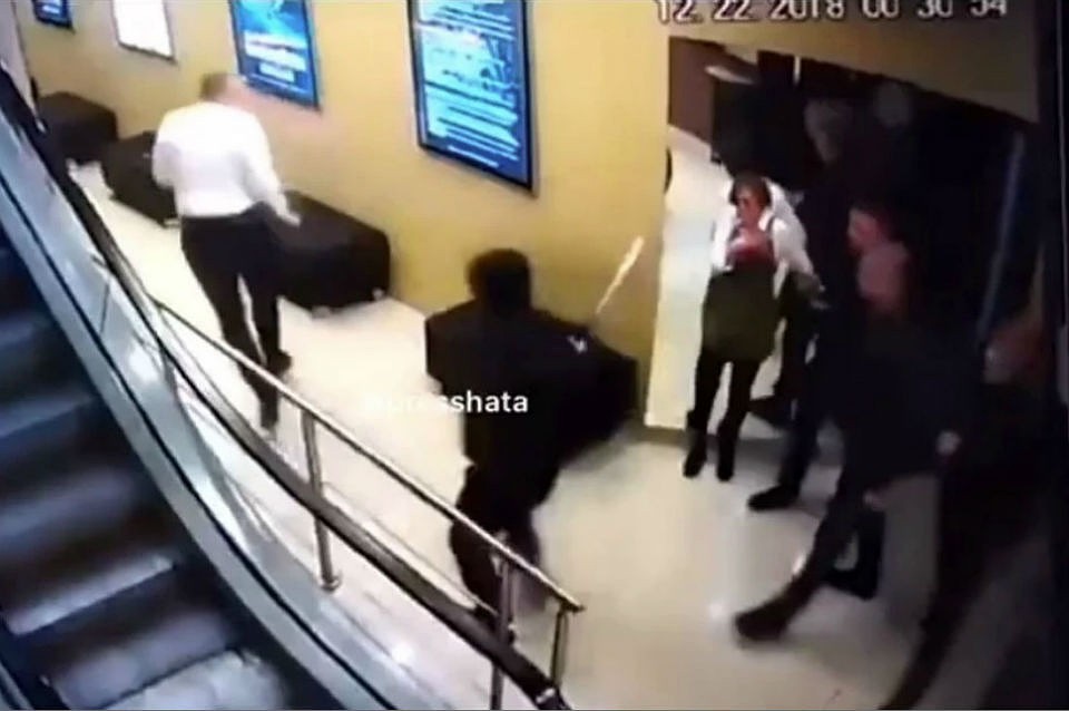 Молодчики пришли в "Мяту" с битами и катаной. Фото: скриншот видео