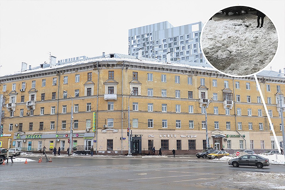 Глыба свисала с крыши несколько часов и упала в то место, куда указывает стрелка.