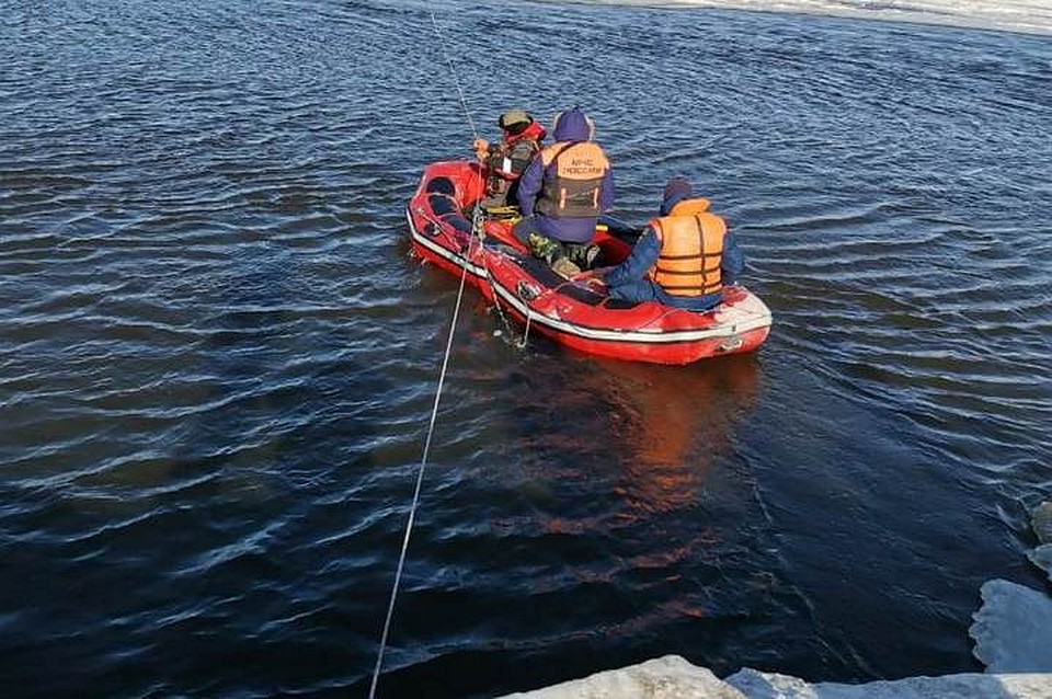 Под Хабаровском водолазы нашли автомобиль, провалившейся под лед 8 дней назад