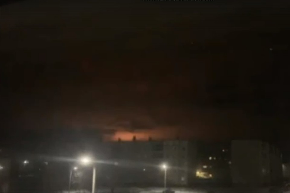 В небе над Чебаркулем полыхало красное зарево. Фото: mediazavod.ru