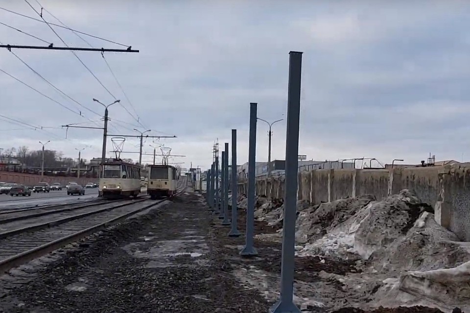 Ближайший жилой дом находится в трех километров от участка с защитными экранами. Фото: Роман Никитин