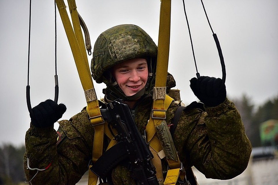 Военная служба: дамы относятся к людям в погонах восторженно, мужчины - трезво.