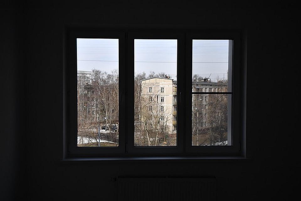 В Ленобласти ребенок выпал в окно с пятого этажа.