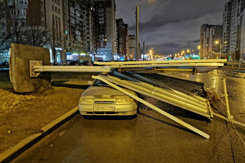 Ураганный ветер повалил рекламные щиты и деревья в Петербурге