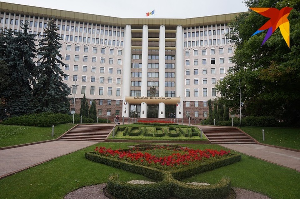 Политэксперты не исключают и досрочные парламентские выборы