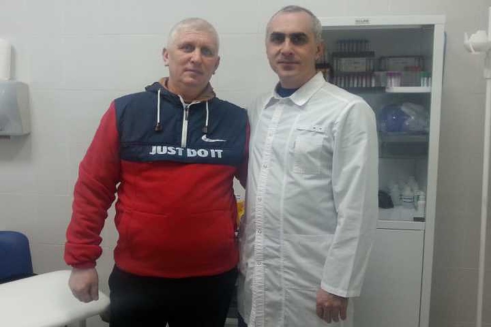 Александр Кашин (на фото-слева) безмерно благодарен хирургу Алексею Ефремову. Фото: Татьяна Лысенко