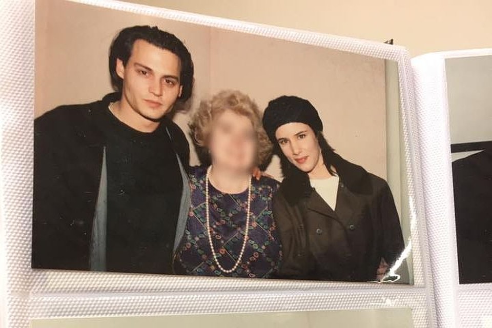 На всех фото звёзды позируют рядом с одной и той же женщиной. Фото: facebook.com/opnieuwenco