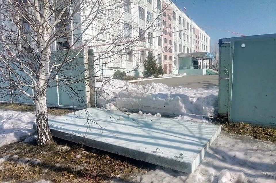 В школе №31 в марте 2018 года на ученицу упало бетонное ограждение. Фото Анастасии Дараган.