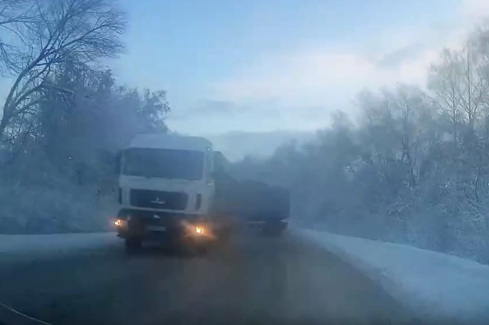 Под Липецком легковушка едва не впечаталась в прицеп грузовика, который вынесло на встречку