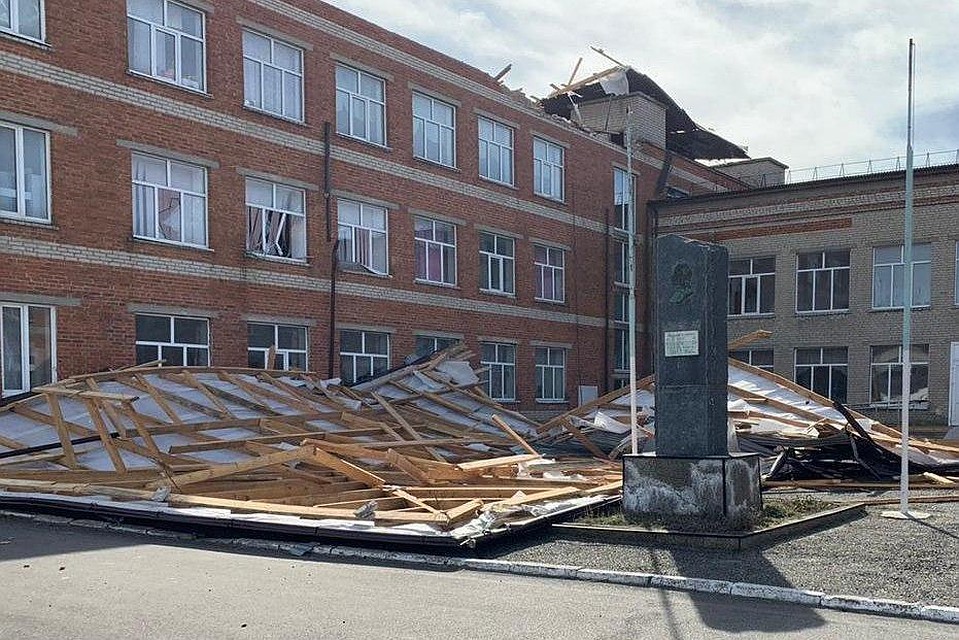 В Тамани ветер сдул крышу школы