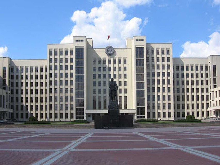 Делегация Европарламента не захотела заходить в то здание, где заседают белорусские депутаты, и отменила встречу за 15 минут до ее начала. Фото: minsk.nemiga.info.