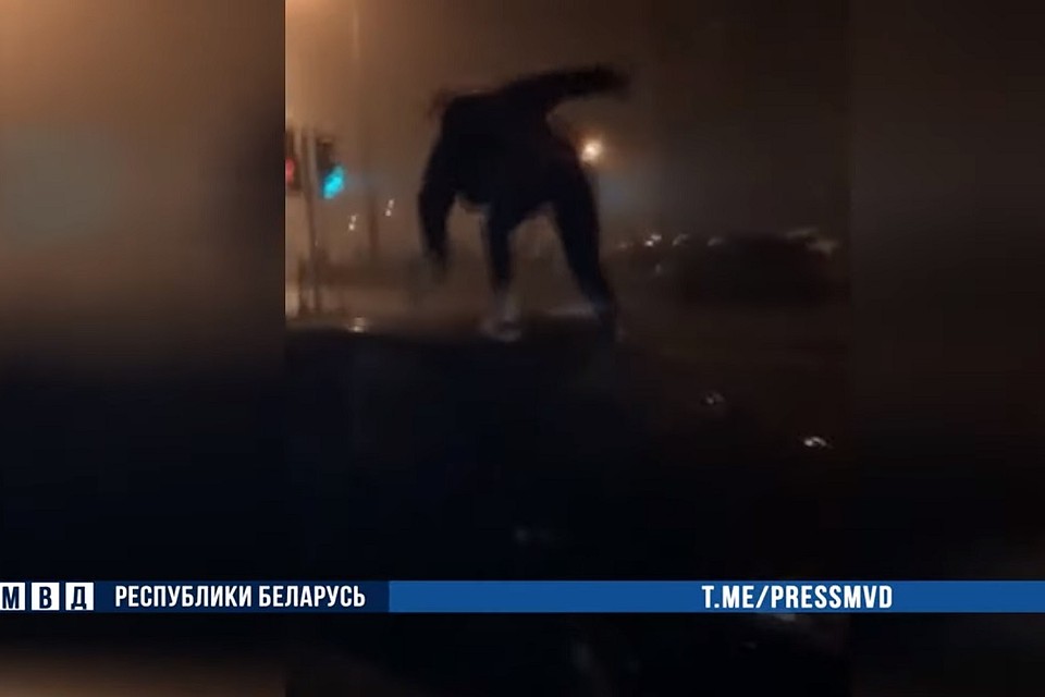 Молодой человек попрыгал на припаркованной машине. Фото: стоп-кадр.