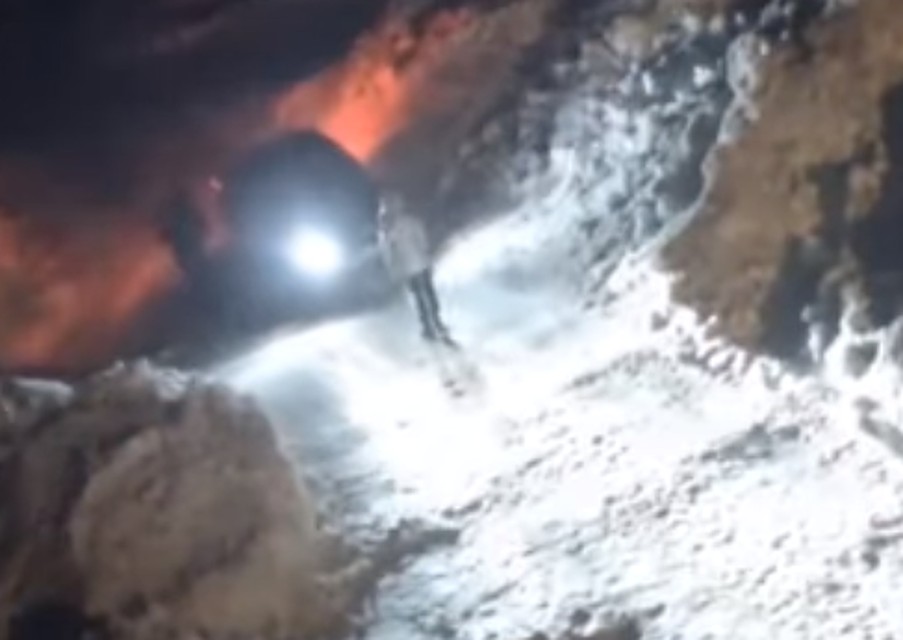 В момент нападения в машине находилась пассажирка, но давать показания полицейским она отказалась. Фото: sreenshot видео паблика "ТНТ Березники"