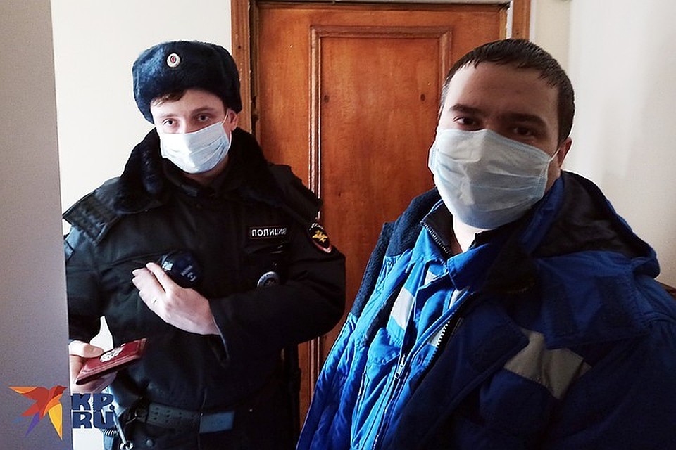 Контролировать температуру и брать анализы к Дарье врачи приезжают только в сопровождении полиции. На случай, если она откажется.