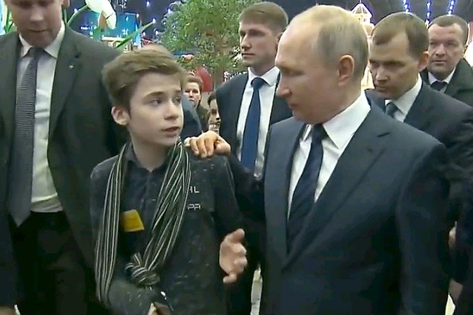 Мальчик Миша прорвался к президенту во время пробного дня работы детского парка развлечений "Остров мечты".