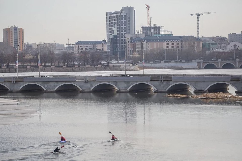 Человек прыгнул с моста в центре Челябинска.