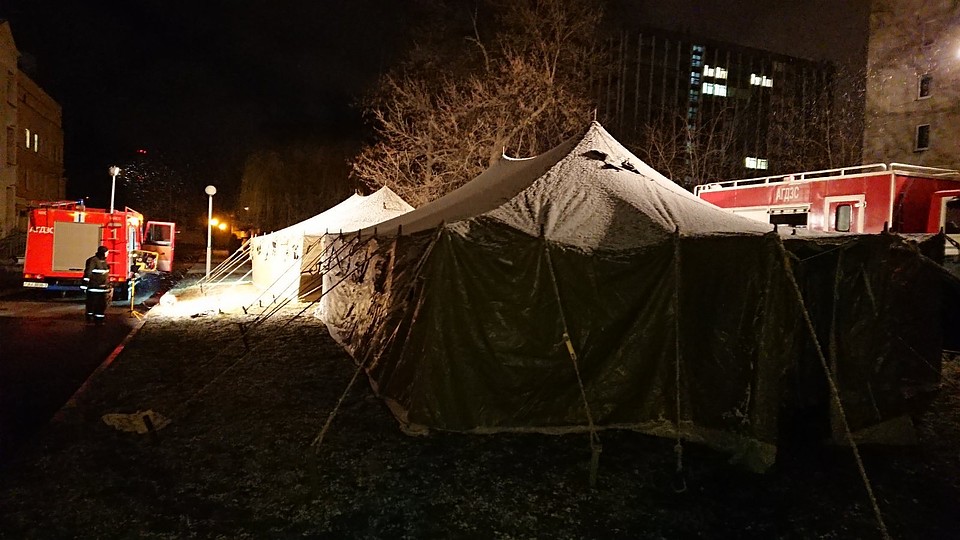 Палатки на Кропоткина оперативно развернуло МЧС.