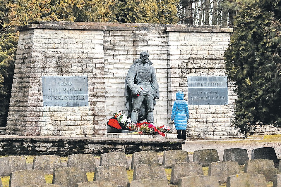 Памятник воину - освободителю Таллина от немецко-фашистских захватчиков «Бронзовый Солдат» из центра столицы перенесли на военное кладбище. Фото: Валерий ШАРИФУЛИН/ТАСС