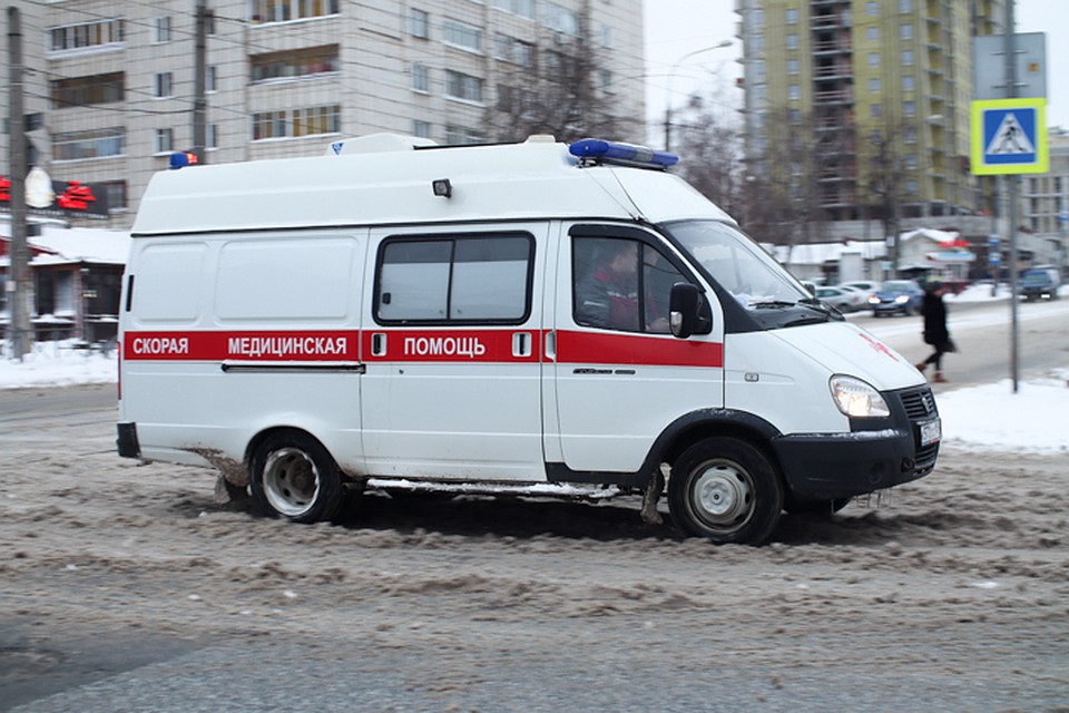 Мужчину отрпавилим в больницу на автомобиле скорой помощи.