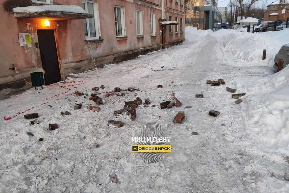 Кирпичи упали прямо перед подъездами. Фото: «Инцидент Новосибирск»