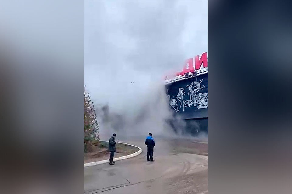 Столб пара поднимался высоко вверх