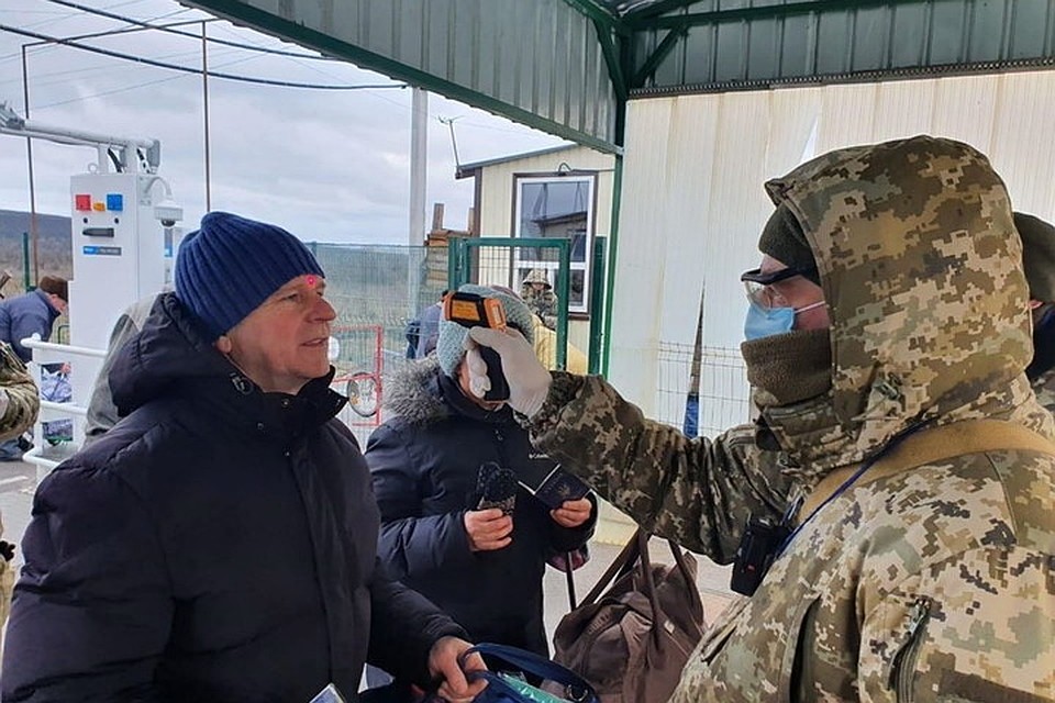 На украинских пунктах пропуска в Донбассе усилен контроль за дончанами, но вскоре КПП могут и вовсе закрыть. Фото ГПСУ